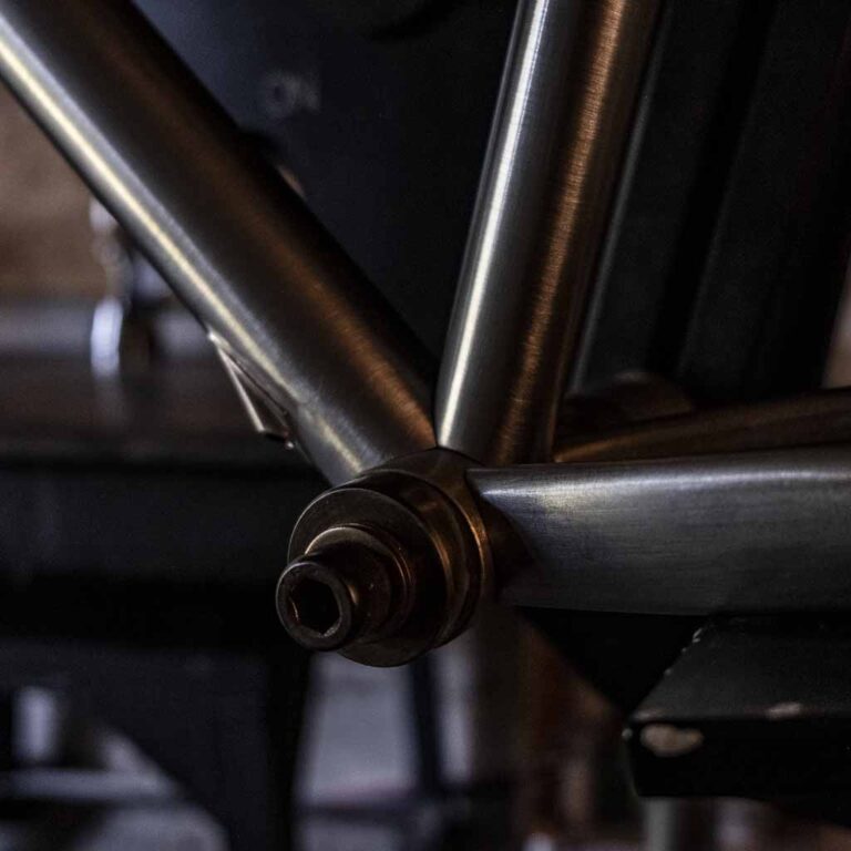 Suport w ramie stalowej, detal rowerowy.